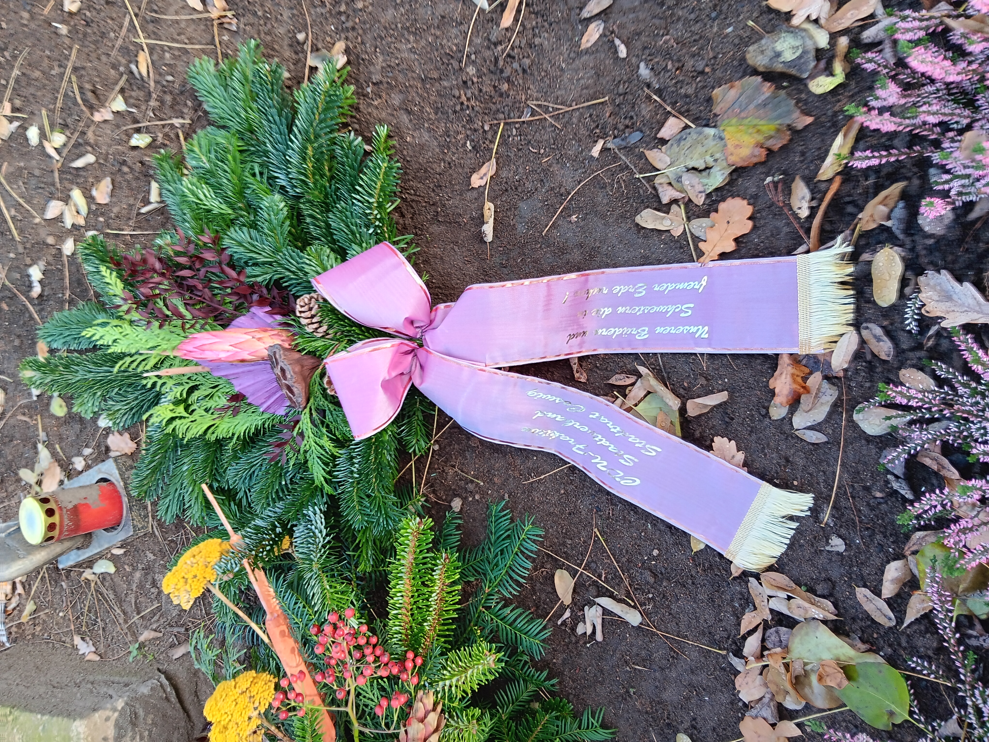 Unser Gesteck am groen Kreuz am Friedhofseingang gemeinsam mit dem Kranz der ev. Kirchgemeinde