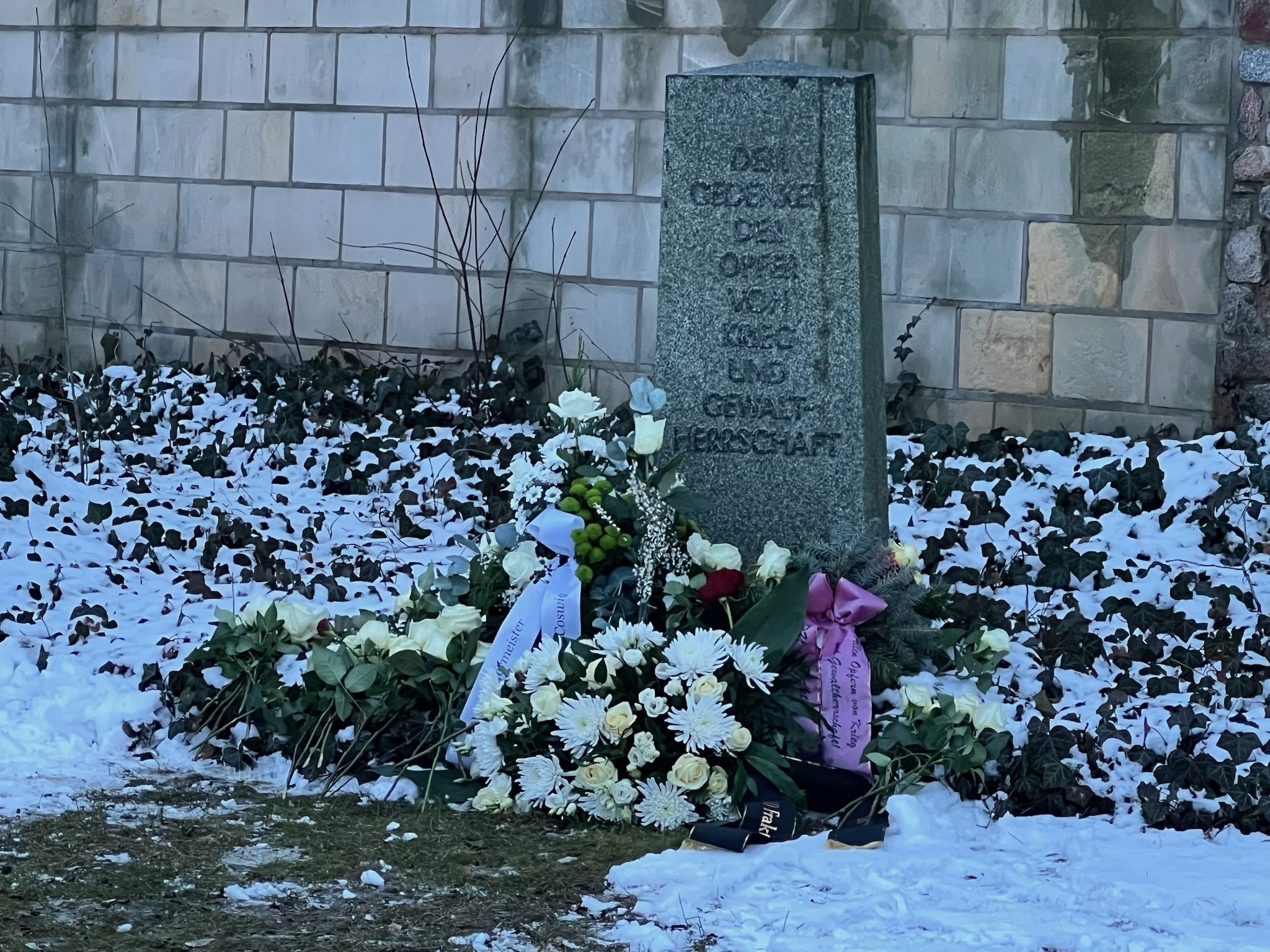 Gedenkveranstaltung an der Karrasburg von Stadtrat und Verwaltung, ausgestaltet von Sch�lern des Gymnasiums